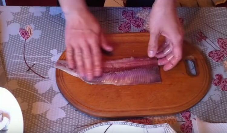 Проверете с ръка за наличието на семена, извадете ги.