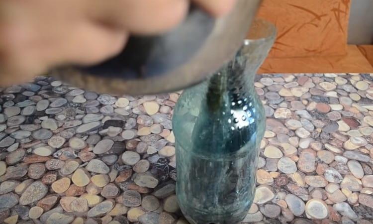 Изсипете рибата с марината до върха.