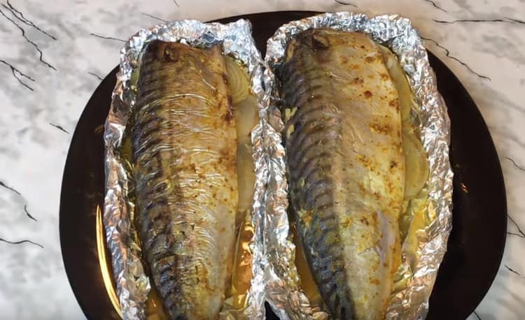 Цялата скумрия, изпечена във фурната във фолио, е не само вкусна, но и изглежда много апетитна.