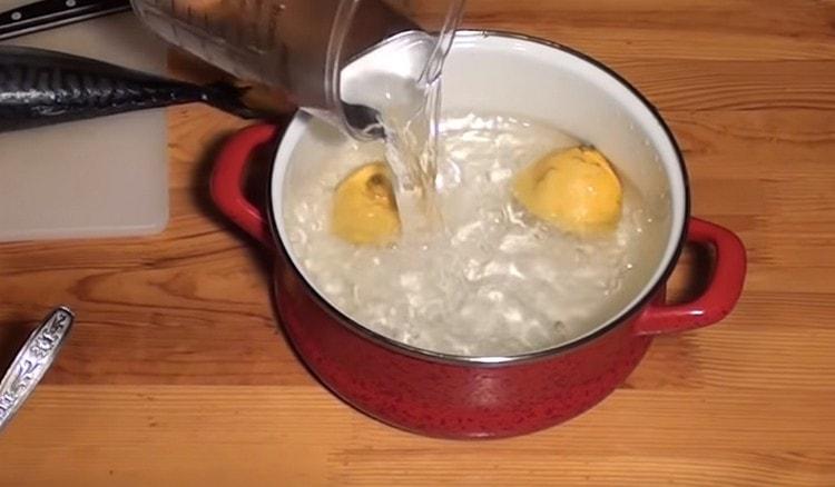 Налейте литър вода.