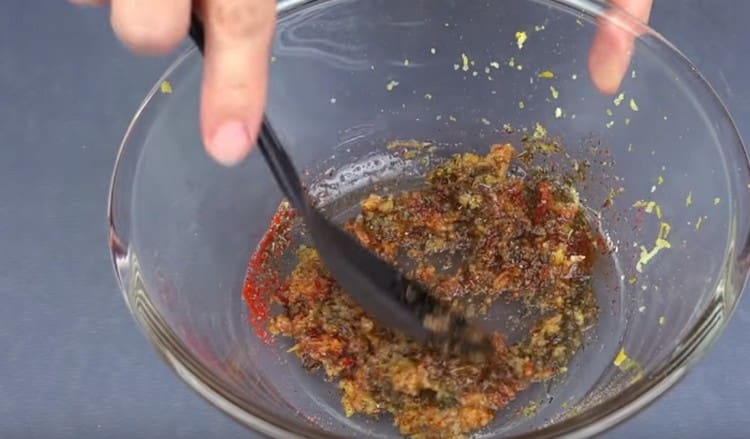 Добавете растително масло и разбъркайте добре.