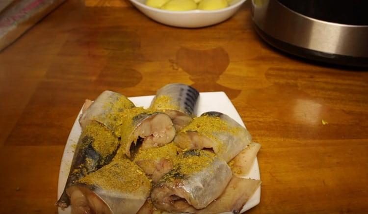 Поръсете подправката скумрия за рибата.