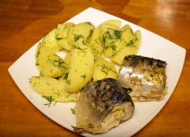 Нежна и сочна скумрия, приготвена на пара в бавна готварска печка: гответе със стъпка по стъпка снимки.