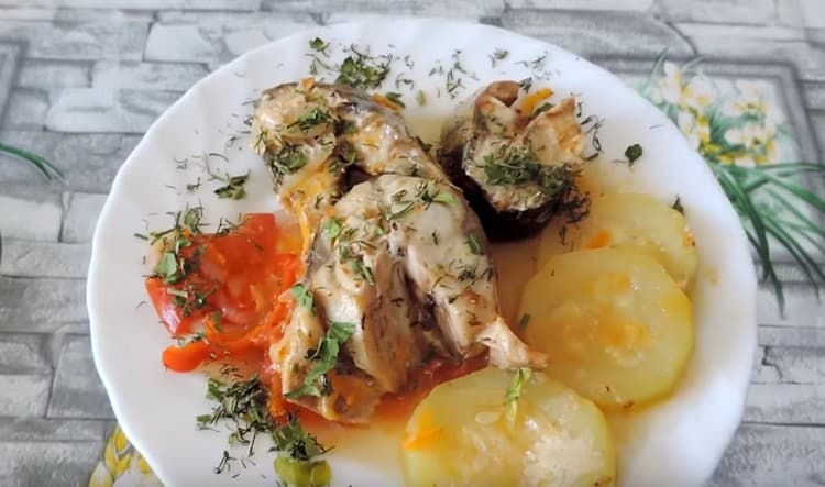 Такава скумрия със зеленчуци вече е вкусно пълноценно ястие.