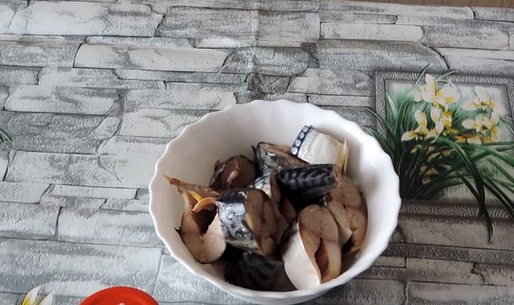 Почистваме скумрията, изкормваме я, нарязваме я на парчета.
