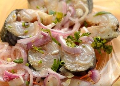 вкусна осолена скумрия у дома: готвене със стъпка по стъпка снимки и видеоклипове.