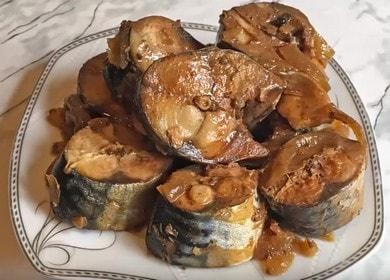 Вкусна задушена скумрия: стъпка по стъпка рецепта със снимки и видеоклипове.