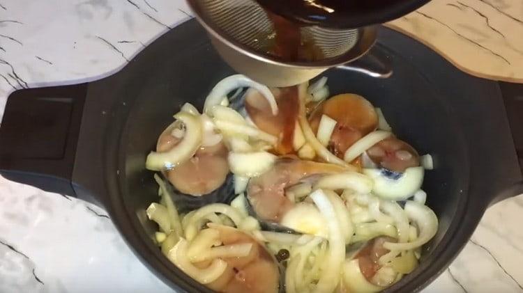 Поливайте рибата с лук с растително масло и черен чай.