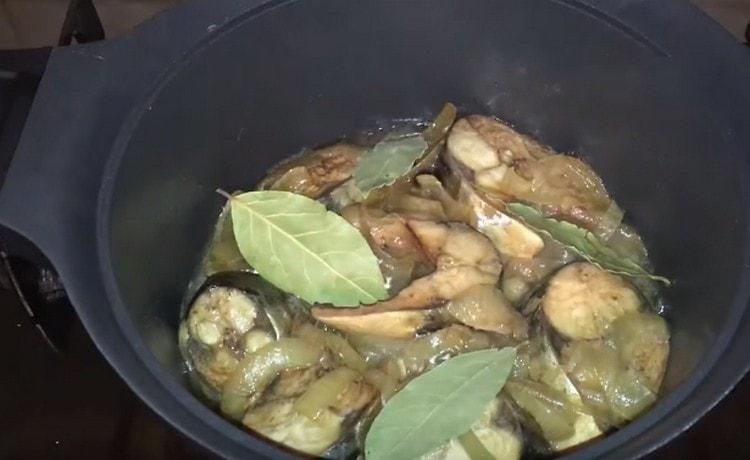 В процеса на задушаване добавете дафинов лист към скумрия.