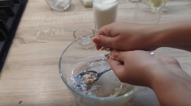 В топла вода добавете захар и мая.
