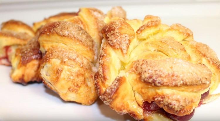 Това са вкусни бутер тесто с череша от бутер тесто.