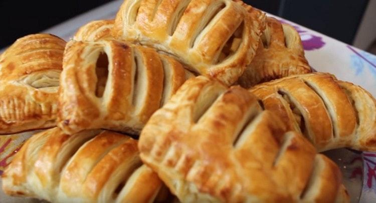 Слоевете от бутер тесто с ябълки са много ароматни и вкусни.