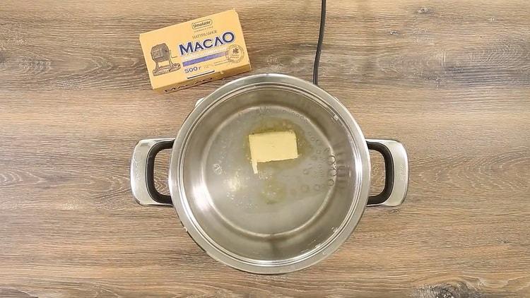 За да направите спагети с доматено пюре, разтопете маслото
