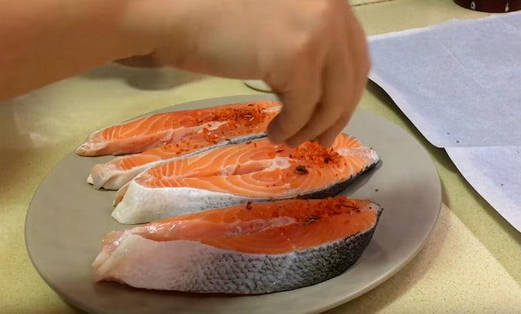 Подправете пържолите със смес от чушки.