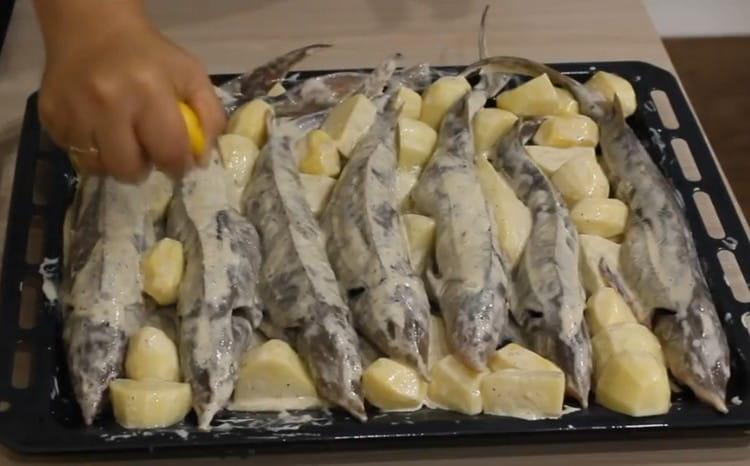 Поръсете рибата с лимонов сок.