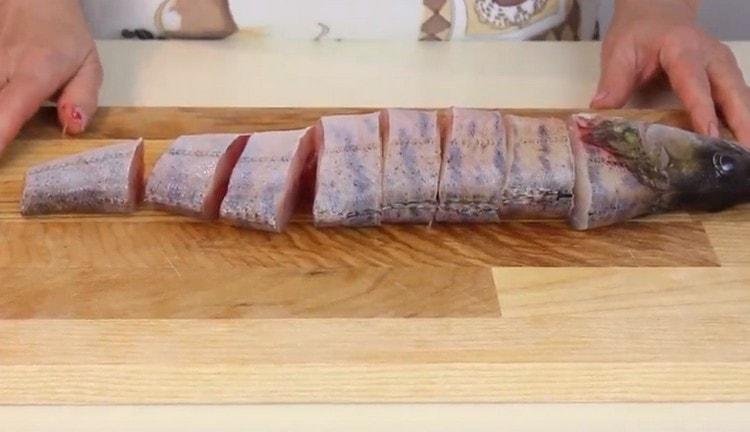 Нарежете кораба на порционни пържоли.