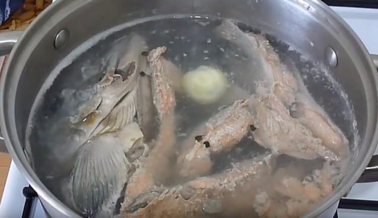 Към бульона добавете лука, лютите чушки.