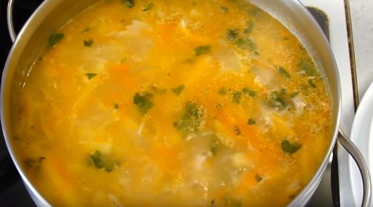 Добавете билки, ароматни подправки на вкус.
