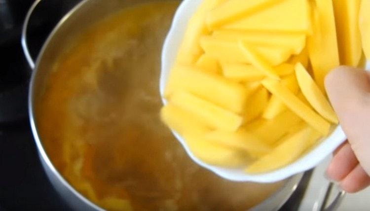 Когато бульонът заври, добавете към него пържене и картофи.