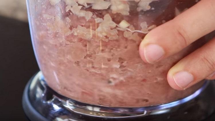 Смелете продуктите с пасатор и вземете плънката.