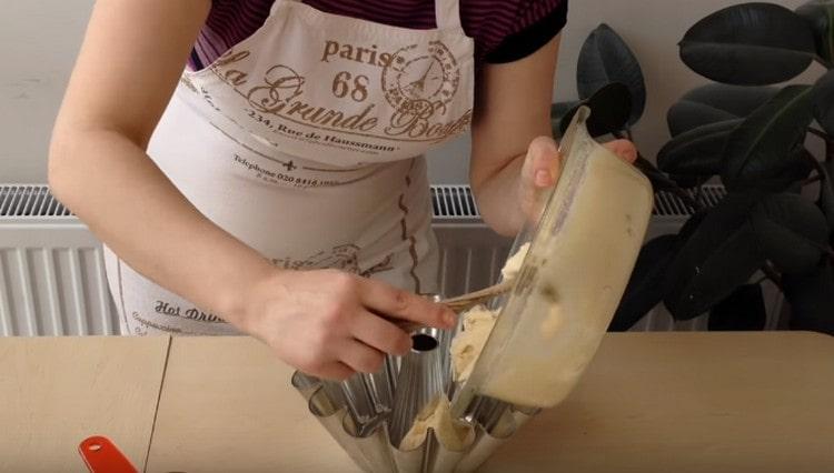 В намазнена форма прехвърлете тестото и го изпратете във фурната.