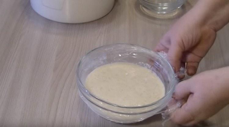 Покриваме тестото със слепващ филм, поставяме на топло място да втаса.