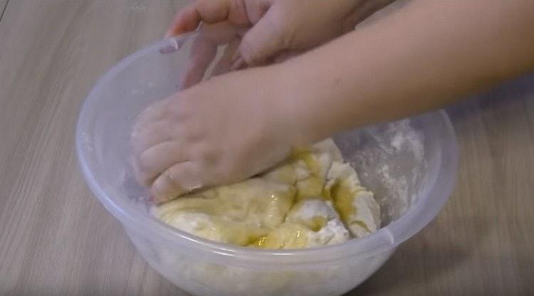 Когато тестото се събере на бучка, ние смесваме растително масло в него.