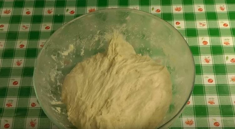 Оставете тестото в купа, като го покриете на топло място.