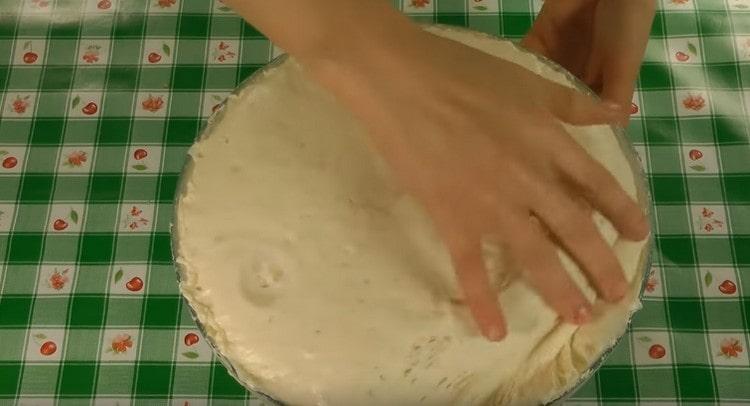 Тестото се е вдигнало много добре, натрошаваме го.