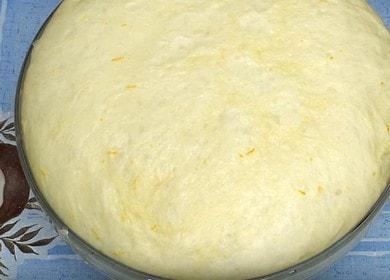 Готвене на най-вкусната рецепта за кифлички с мая със стъпка по стъпка снимки.