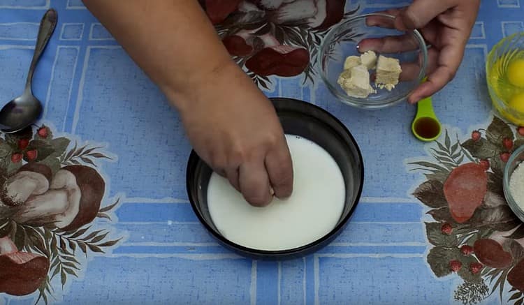 Разтворете маята в топло мляко.