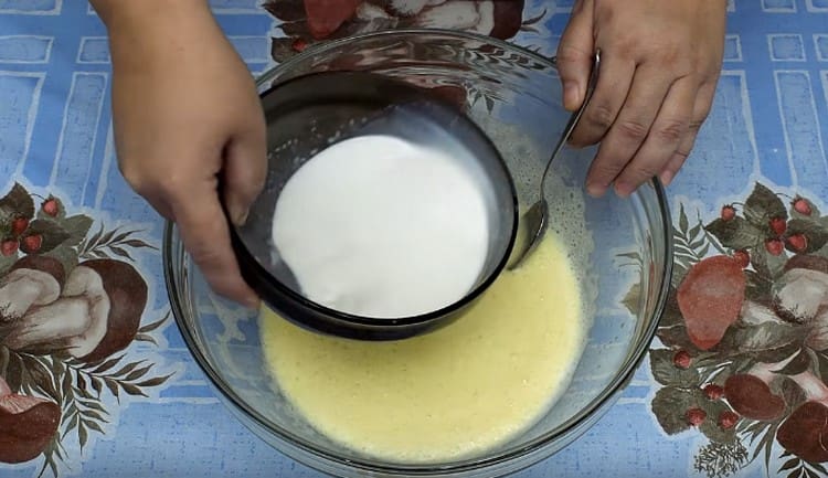 Добавете млякото с мая.
