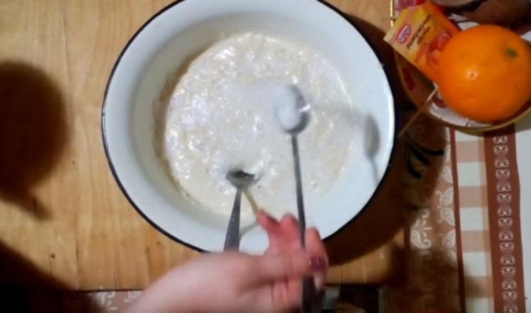 Добавете сол към втасващото тесто.