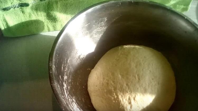 Разпределяме тестото в купа и поставяме на топло място да втаса.