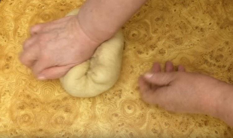 След това омесете тестото с ръце.