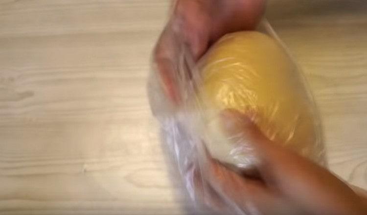 Препоръчително е да поставите тестото за половин час в торбичка, за да може глутенът да работи.