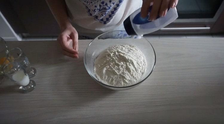Смесете брашното със солта.