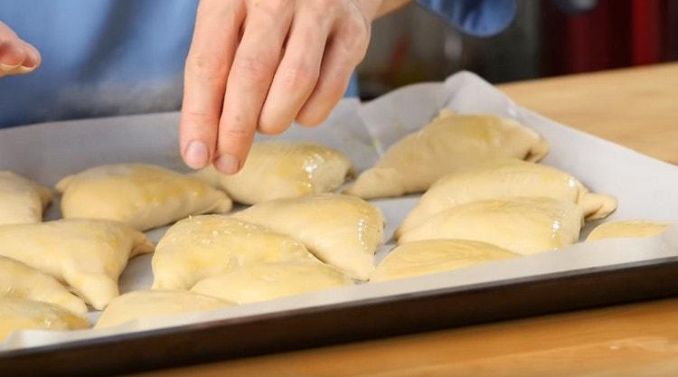 Поръсете детайла със сусамово семе.