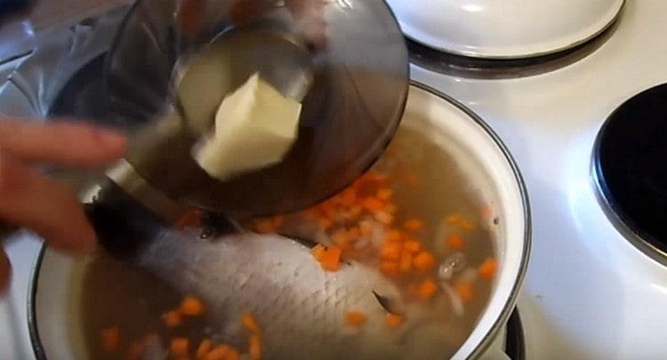 След като добавите риба към ухото, можете също да сложите в нея парче масло, сол и черен пипер на вкус.
