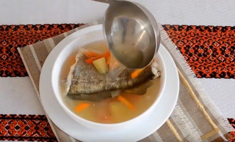 Както можете да видите, ухото на костура се приготвя възможно най-просто.