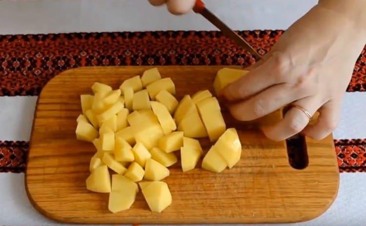 Обелете и нарязаните на кубчета картофи ..