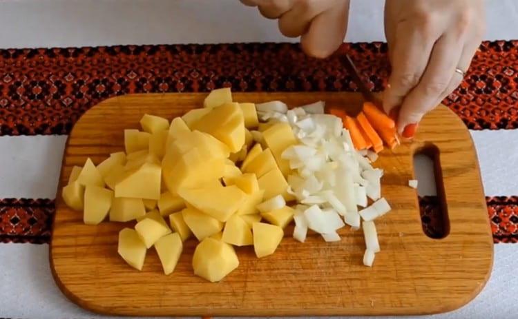 Морковите могат да бъдат нарязани на ивици.