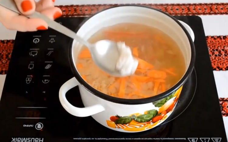 Добавете черен пипер и сол на вкус.