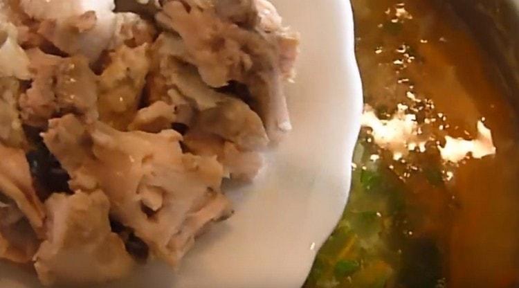 На следващо място, добавете куркума, пресни нарязани зеленчуци, както и рибено месо, отделено от семената.