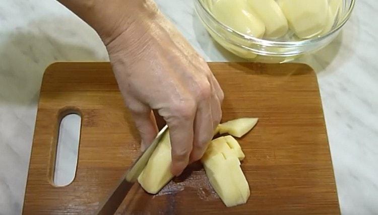 Нарежете картофите.