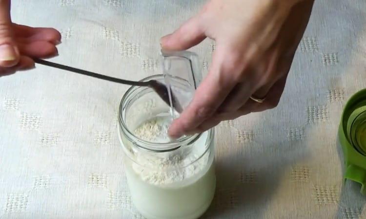 Комбинирайте брашното със сметаната и разбъркайте.