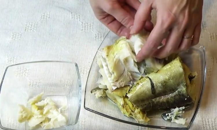 Почистваме рибата и премахваме костите.