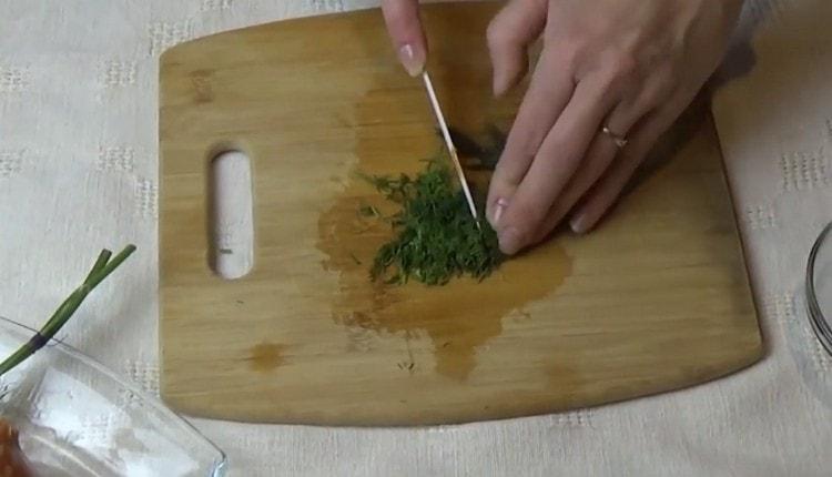 Смелете пресен копър.