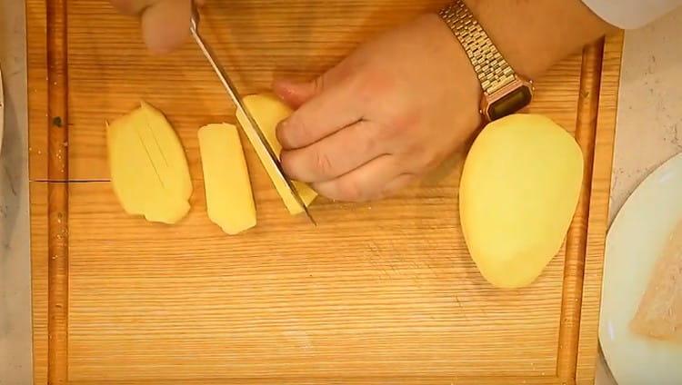 Нарязваме картофи за готвене на пържени картофи.