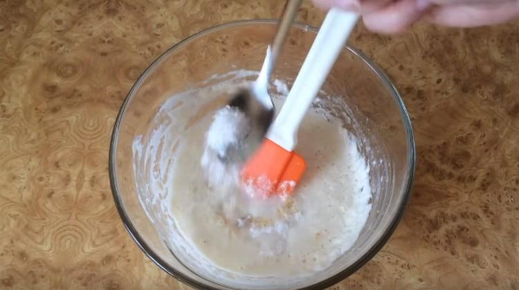 Добавете към тестото минерална вода, сол, захар и разбъркайте.